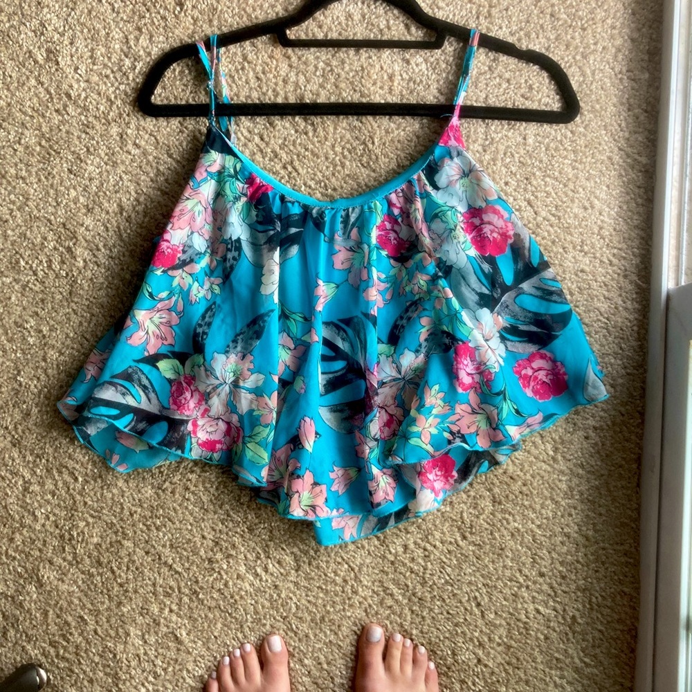 Pull&Bear flowy crop top (S)